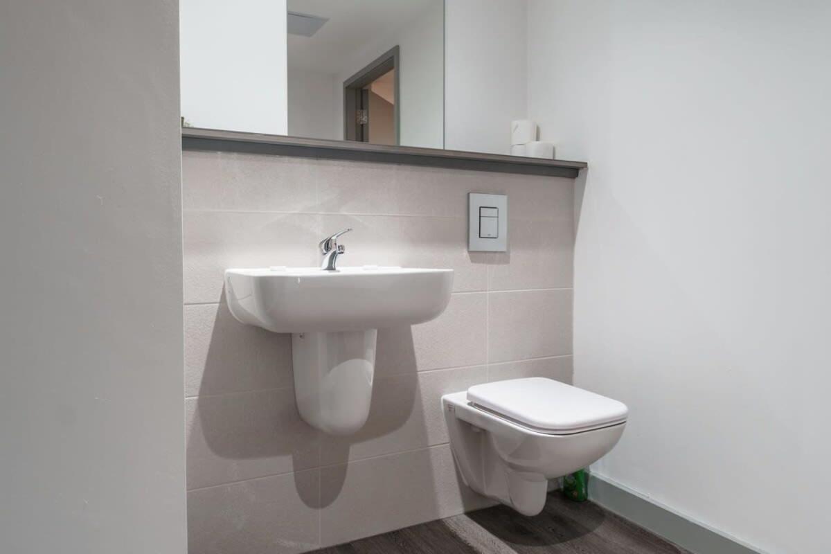 Modern 1 Bed Apartment In Liverpool Centre Exterior photo